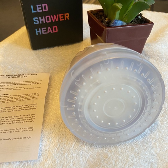 LED Color Changing Shower Head 🚿 - Picture 4 of 6